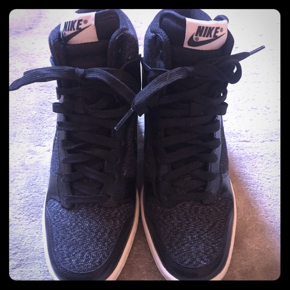 le scarpe nike donne alte scarpe poshmark merletto di cuneo le scarpe nike donne alte scarpe poshmark merletto di cuneo